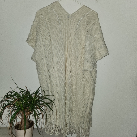 Shaw - Picture 4 of 4